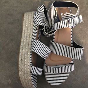 ⭐️NWT! Black & White sandals!